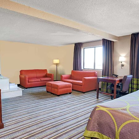 Super 8 By Wyndham Roseville/Detroit Area Екстер'єр фото