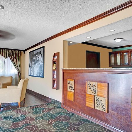Super 8 By Wyndham Roseville/Detroit Area Екстер'єр фото