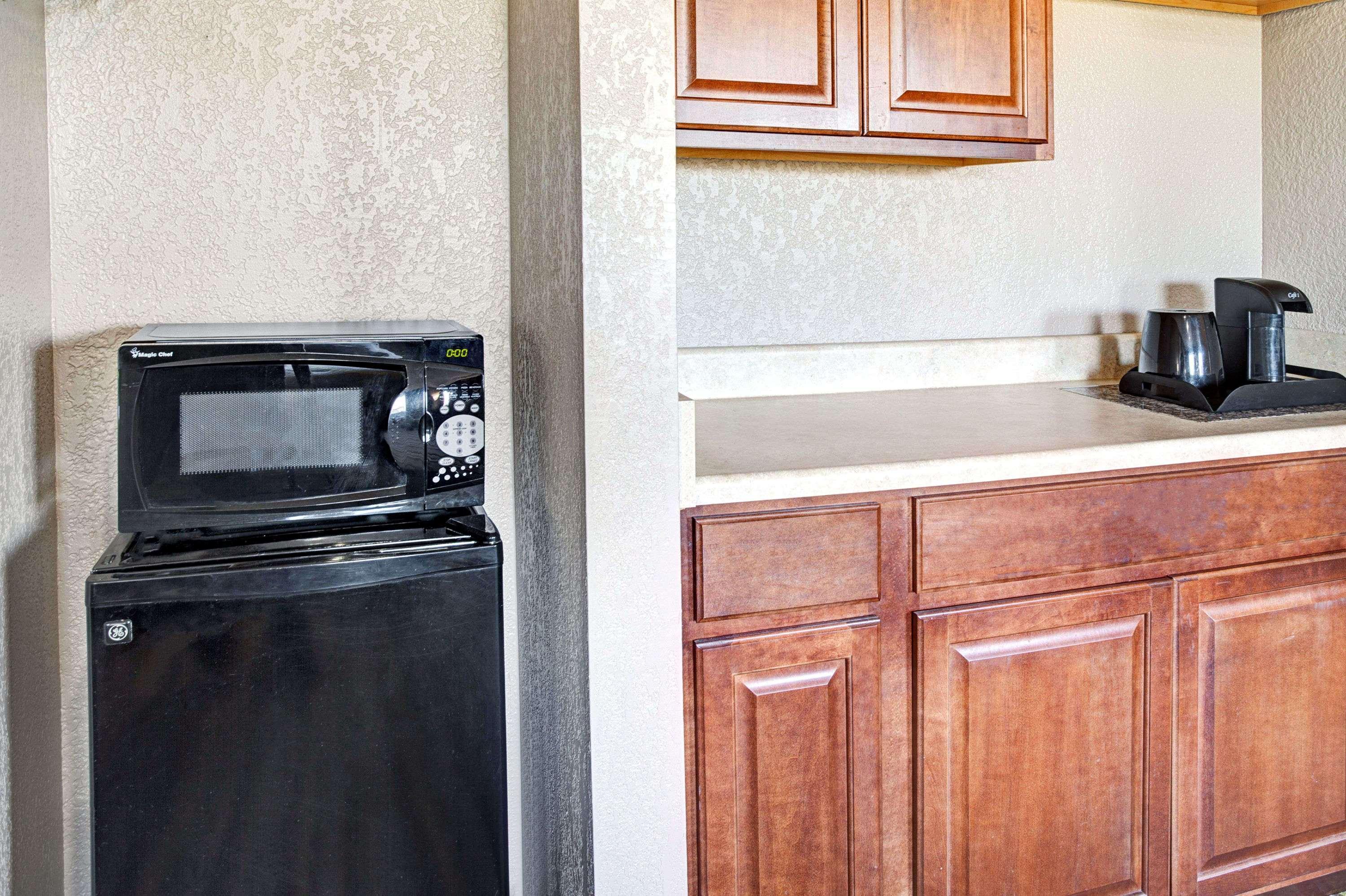 Super 8 By Wyndham Roseville/Detroit Area Екстер'єр фото