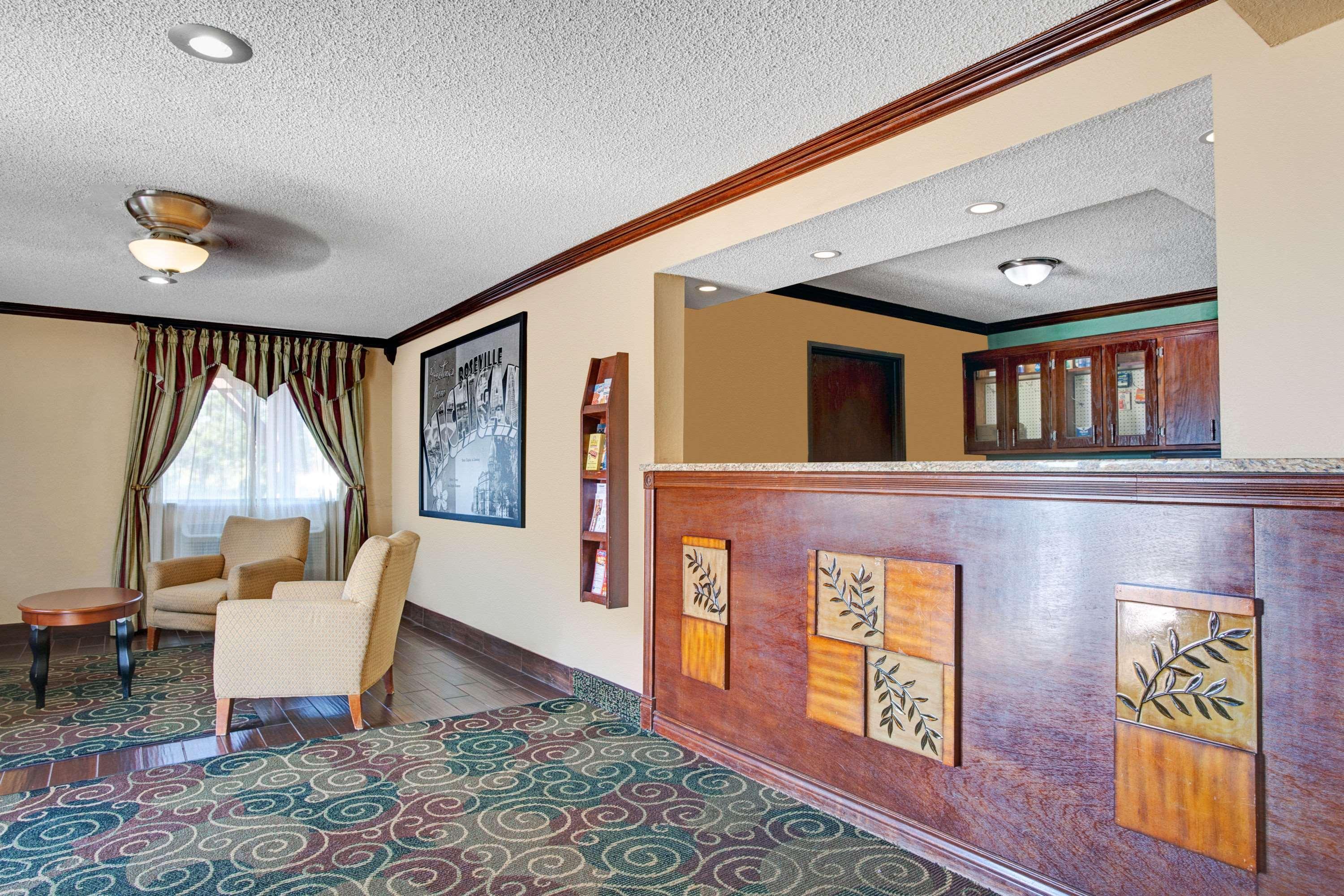 Super 8 By Wyndham Roseville/Detroit Area Екстер'єр фото