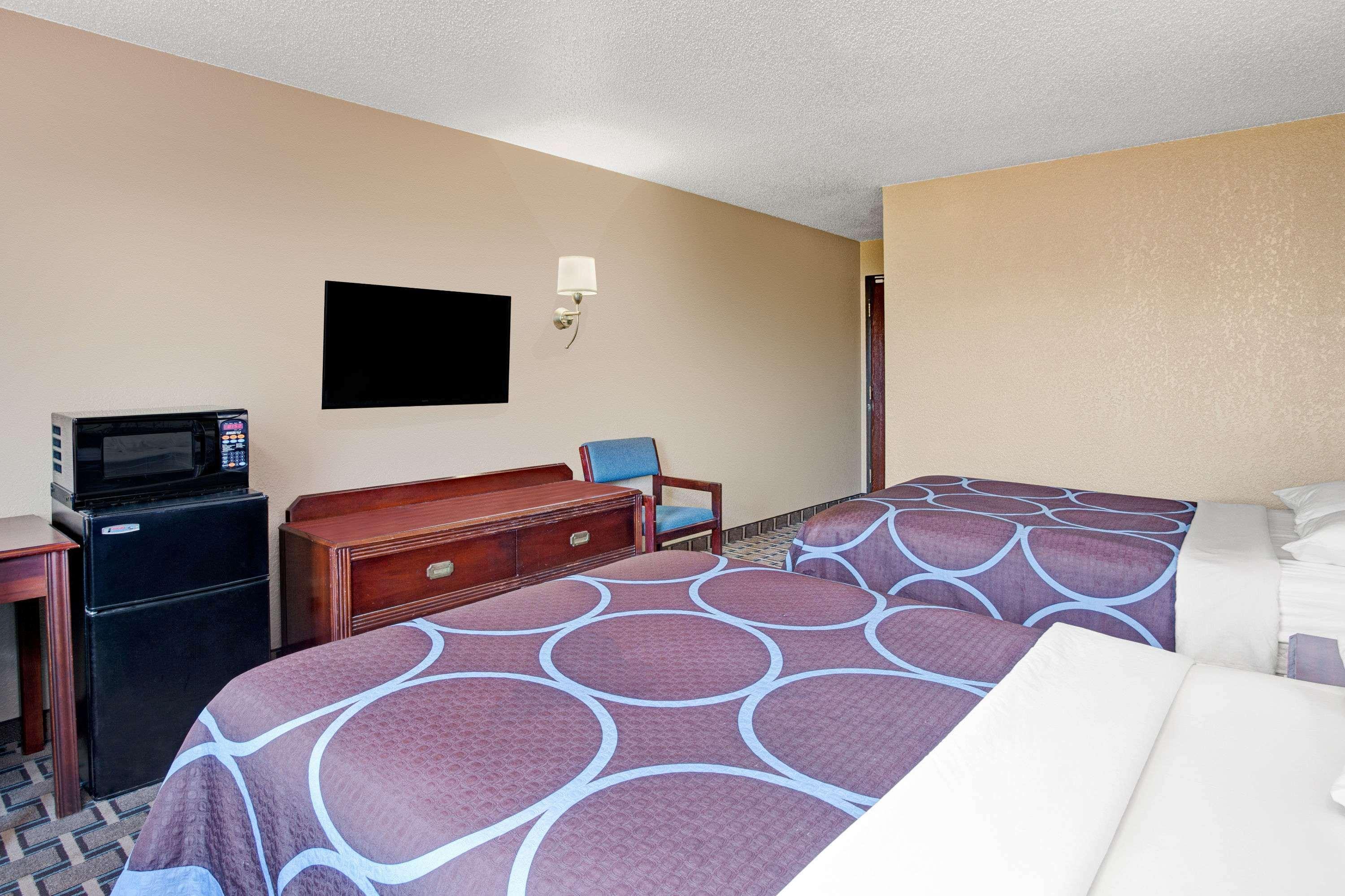 Super 8 By Wyndham Roseville/Detroit Area Екстер'єр фото
