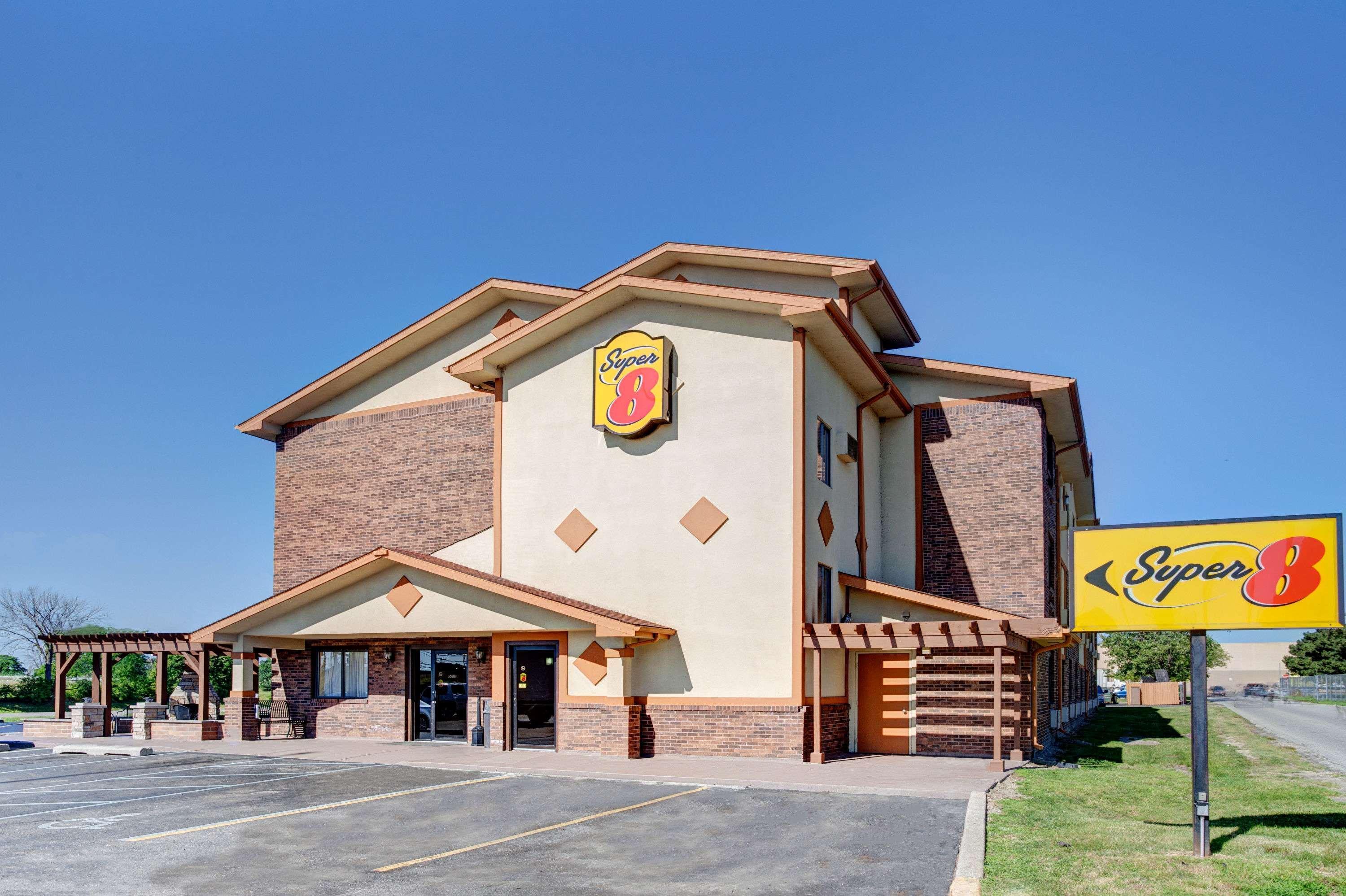 Super 8 By Wyndham Roseville/Detroit Area Екстер'єр фото