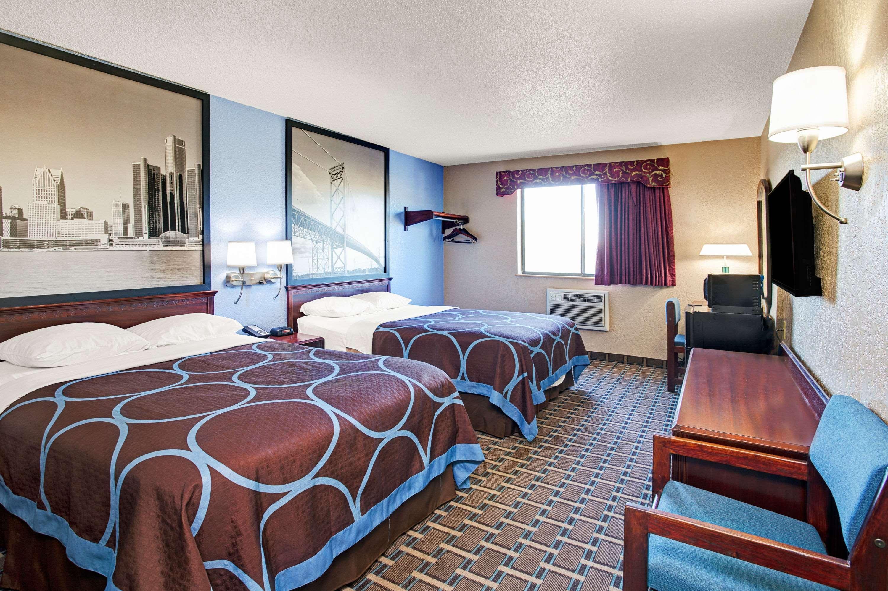 Super 8 By Wyndham Roseville/Detroit Area Екстер'єр фото