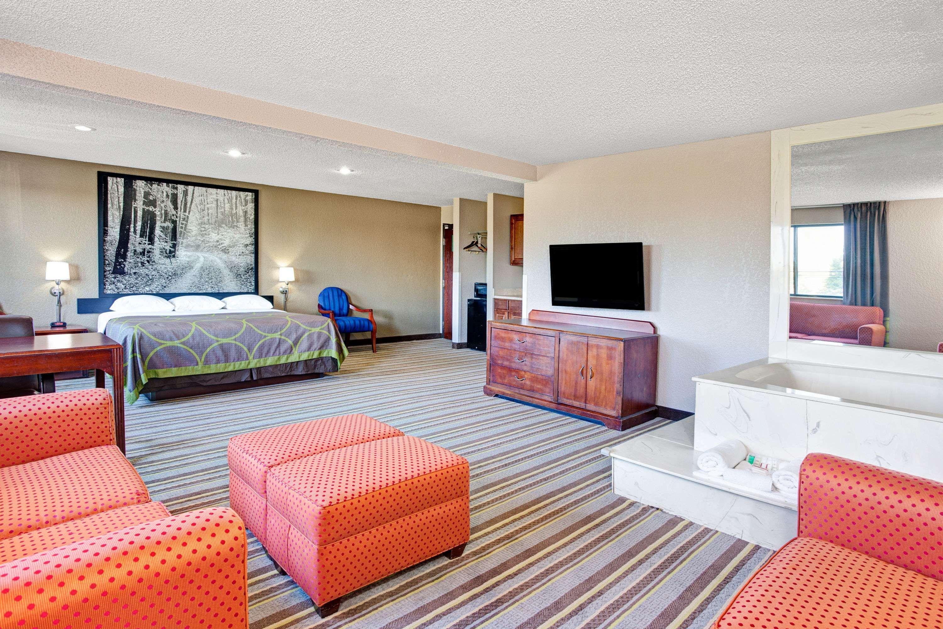 Super 8 By Wyndham Roseville/Detroit Area Екстер'єр фото