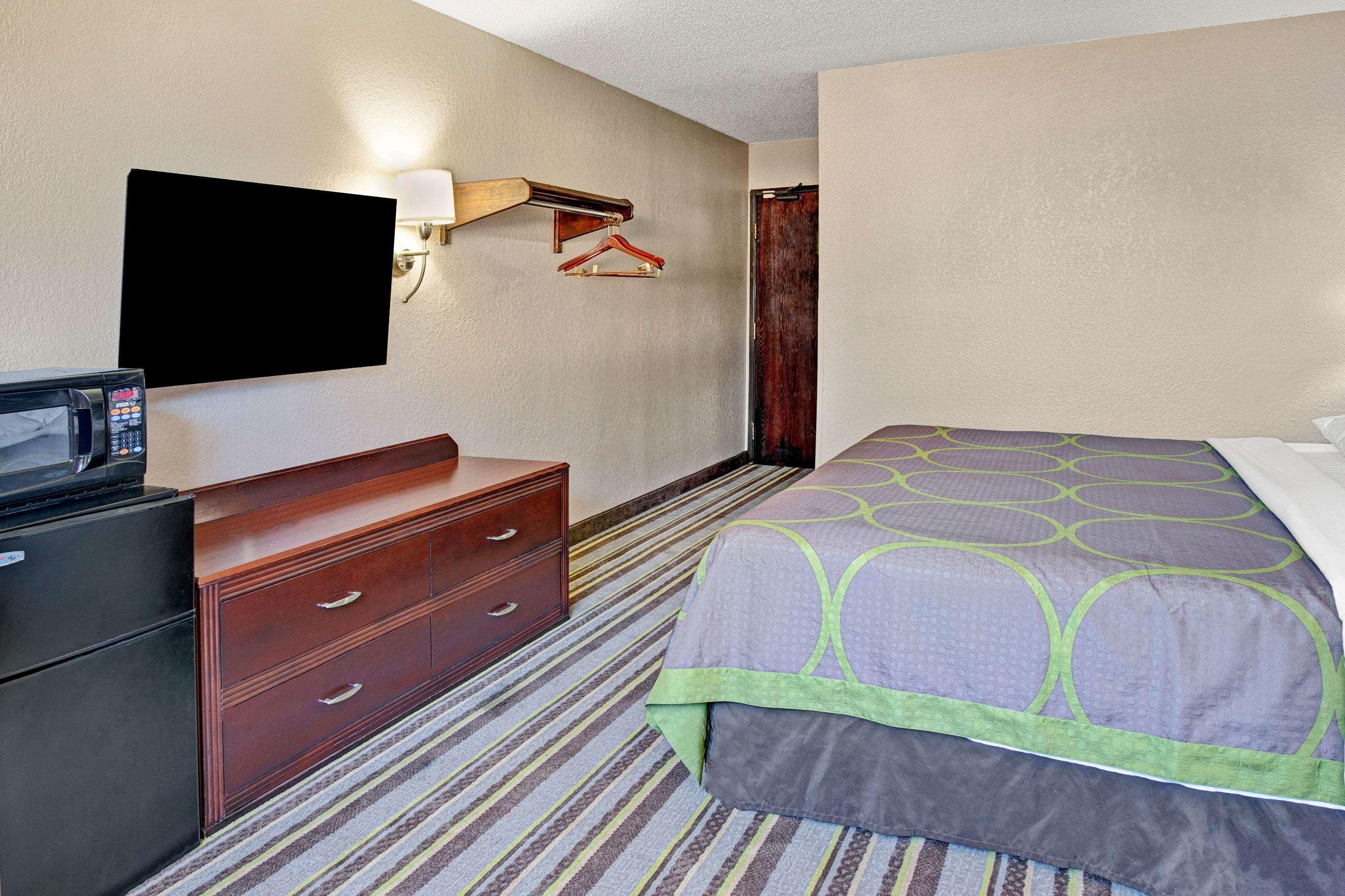 Super 8 By Wyndham Roseville/Detroit Area Екстер'єр фото