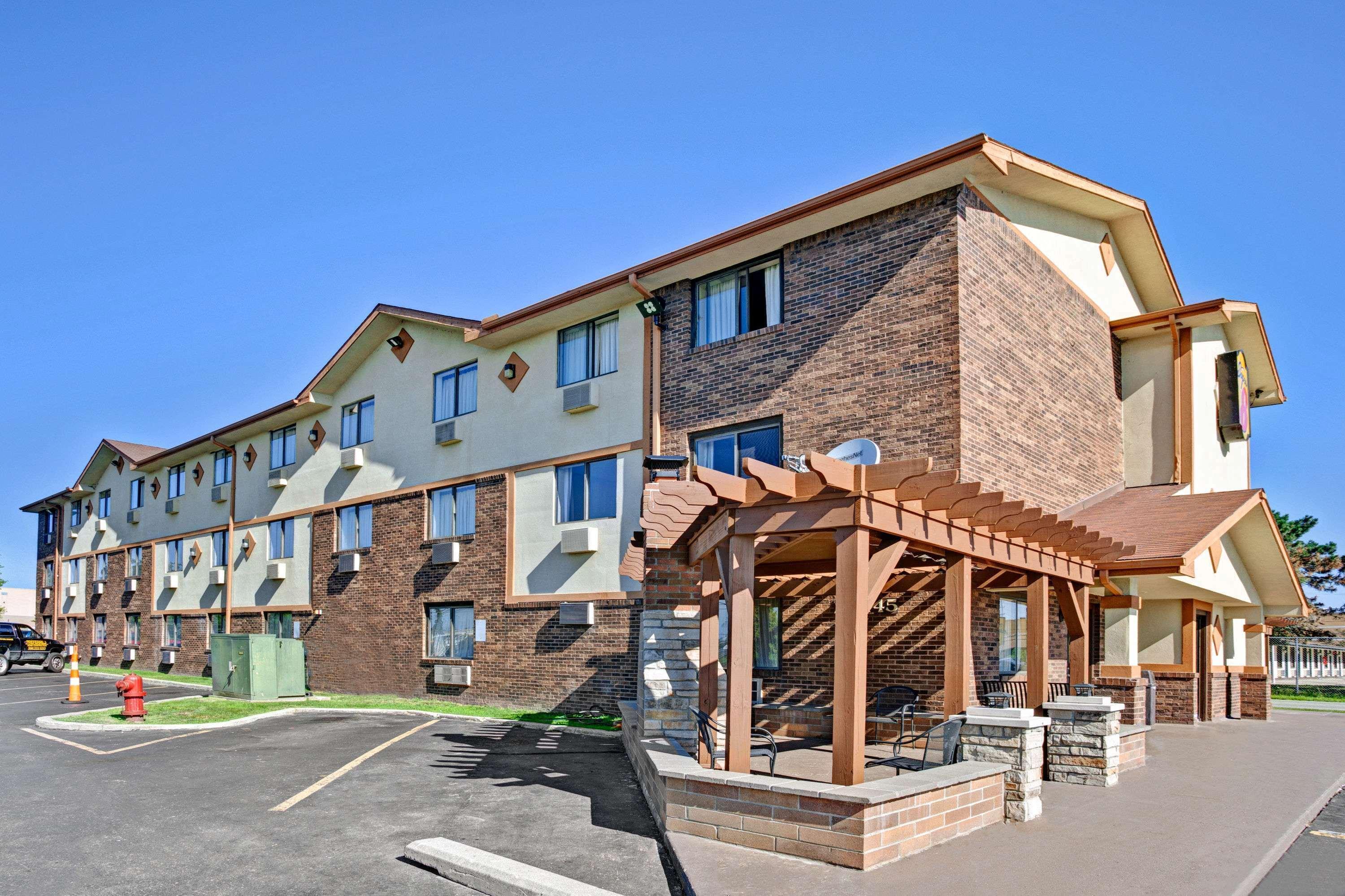 Super 8 By Wyndham Roseville/Detroit Area Екстер'єр фото