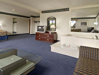 Super 8 By Wyndham Roseville/Detroit Area Номер фото