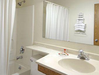 Super 8 By Wyndham Roseville/Detroit Area Номер фото
